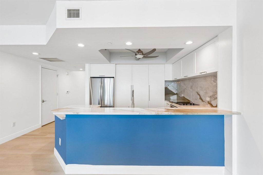 Image 5 of property listing at 2650 Lake Shore Drive 1202, Riviera Beach, FL 33404