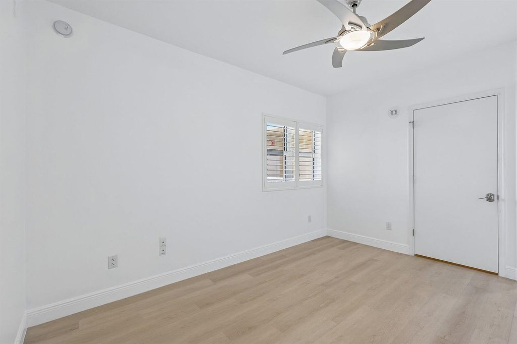 Image 8 of property listing at 2650 Lake Shore Drive 1202, Riviera Beach, FL 33404