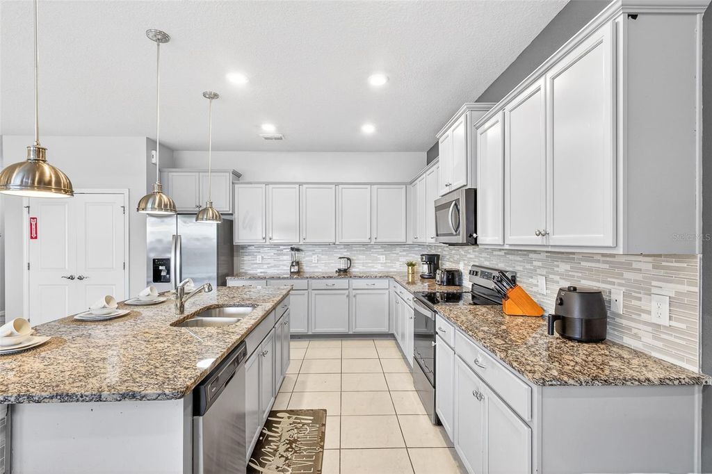 Image 15 of property listing at 3711 LANA AVENUE, Davenport, FL 33897