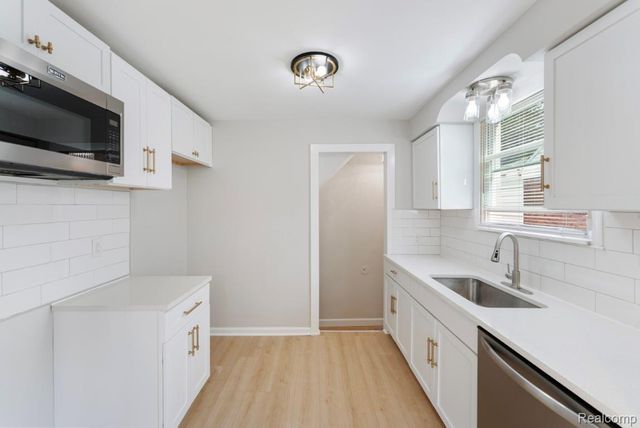 20253 Elkhart Street, Harper Woods, MI 48225