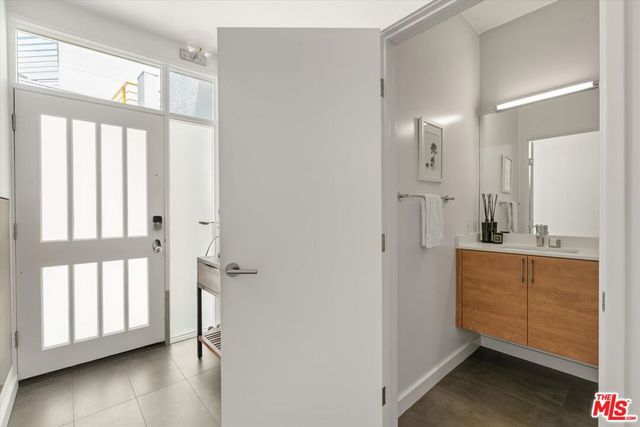 3002 3rd Street 304, Santa Monica, CA 90405