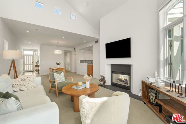 3002 3rd Street 304, Santa Monica, CA 90405