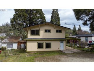 520 MONT St, Canyonville, OR 97417