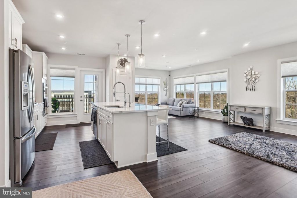 Image 10 of property listing at 100 SAINT IVES PL #306, Oxon Hill, MD 20745