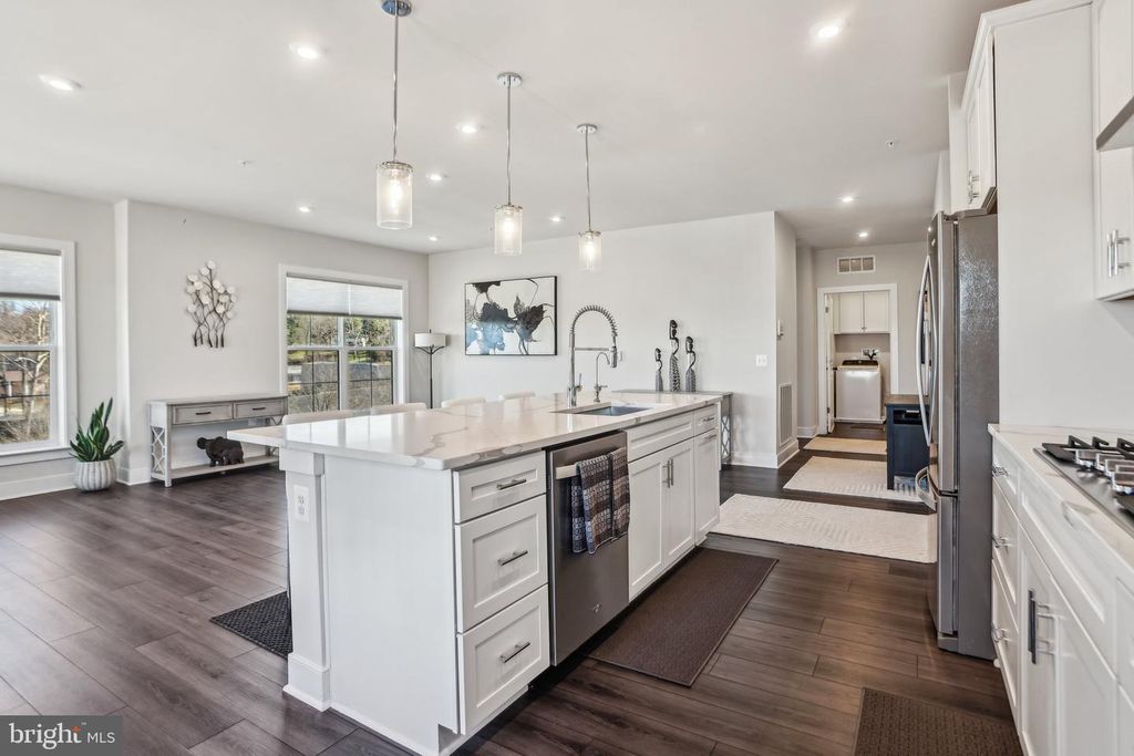 Image 12 of property listing at 100 SAINT IVES PL #306, Oxon Hill, MD 20745