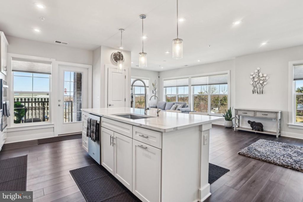 Image 13 of property listing at 100 SAINT IVES PL #306, Oxon Hill, MD 20745