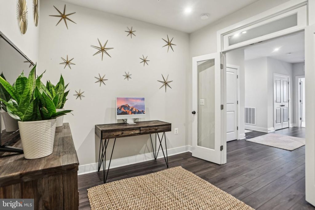 Image 14 of property listing at 100 SAINT IVES PL #306, Oxon Hill, MD 20745