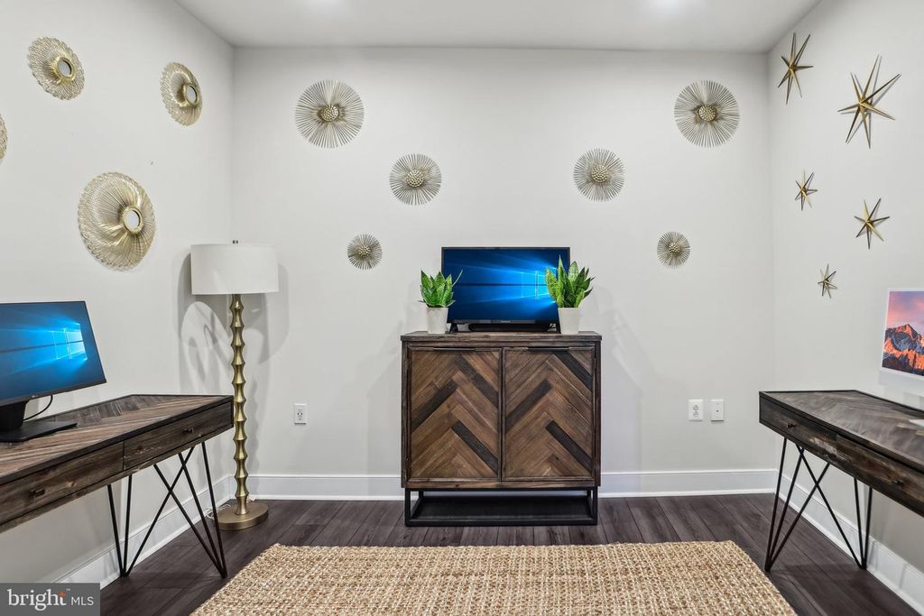 Image 15 of property listing at 100 SAINT IVES PL #306, Oxon Hill, MD 20745