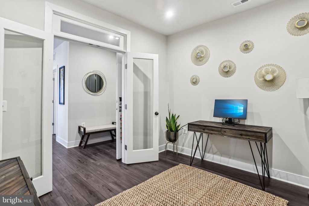 Image 16 of property listing at 100 SAINT IVES PL #306, Oxon Hill, MD 20745