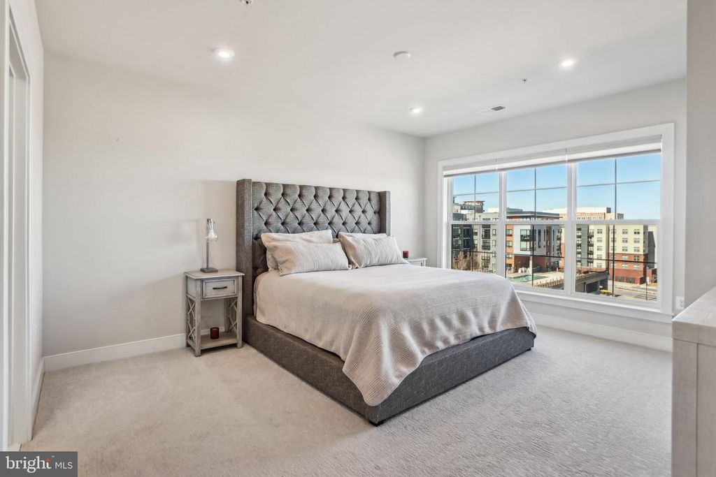 Image 17 of property listing at 100 SAINT IVES PL #306, Oxon Hill, MD 20745