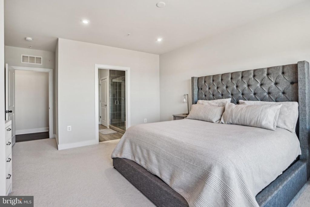 Image 18 of property listing at 100 SAINT IVES PL #306, Oxon Hill, MD 20745