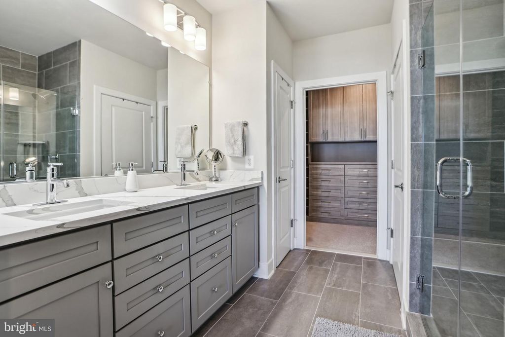 Image 19 of property listing at 100 SAINT IVES PL #306, Oxon Hill, MD 20745