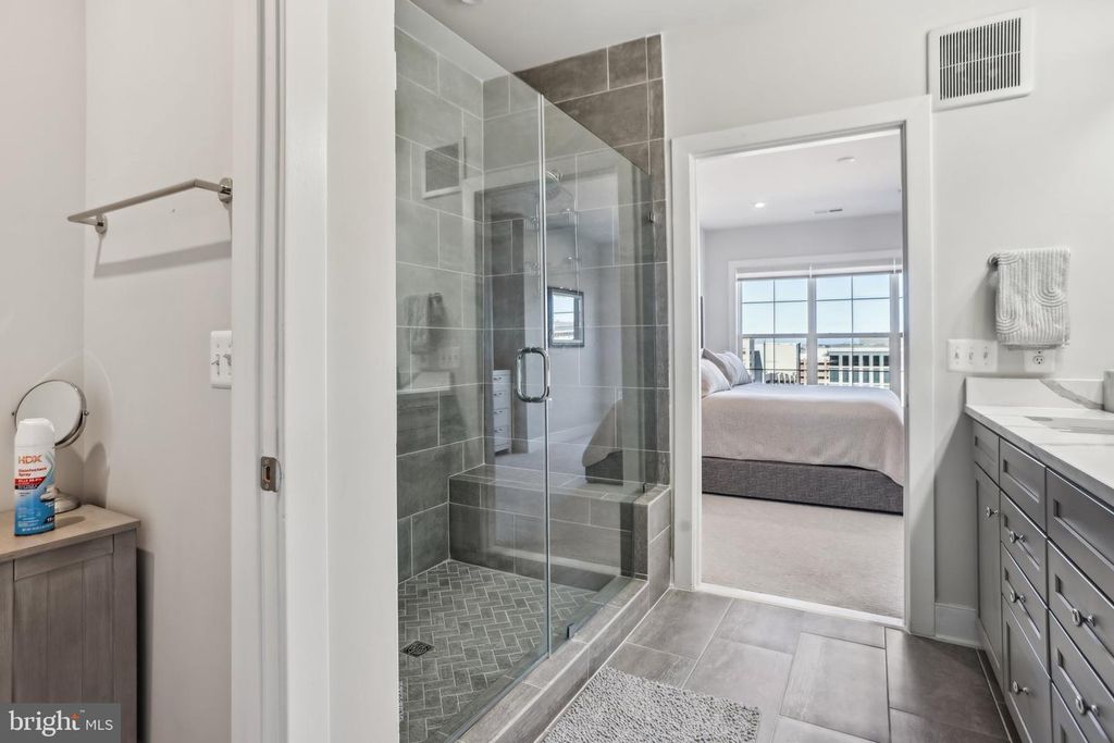 Image 20 of property listing at 100 SAINT IVES PL #306, Oxon Hill, MD 20745