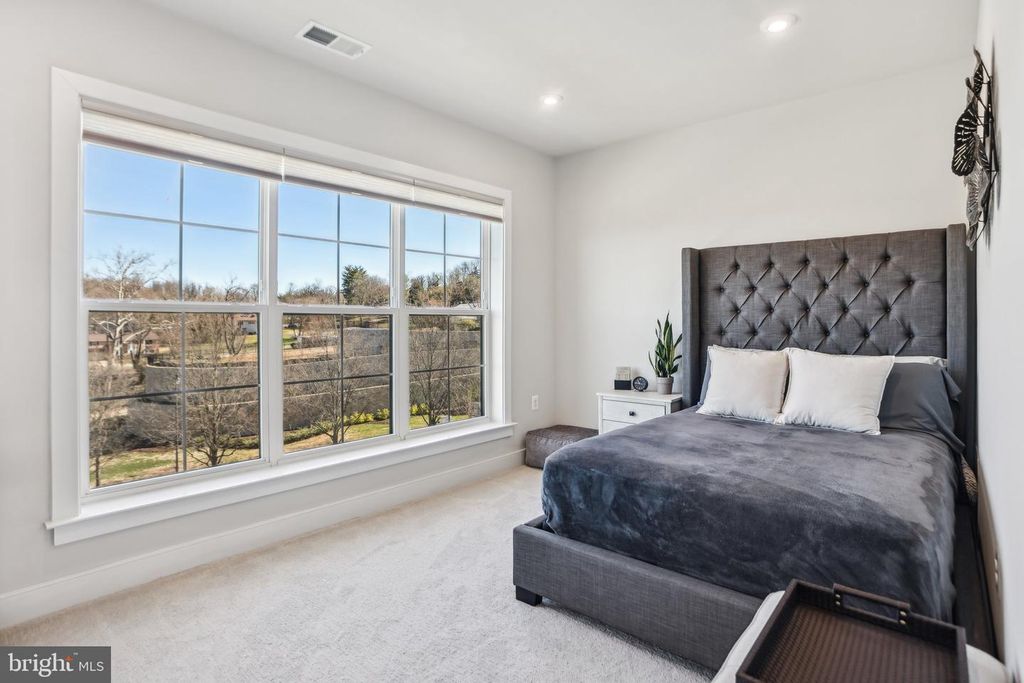 Image 24 of property listing at 100 SAINT IVES PL #306, Oxon Hill, MD 20745