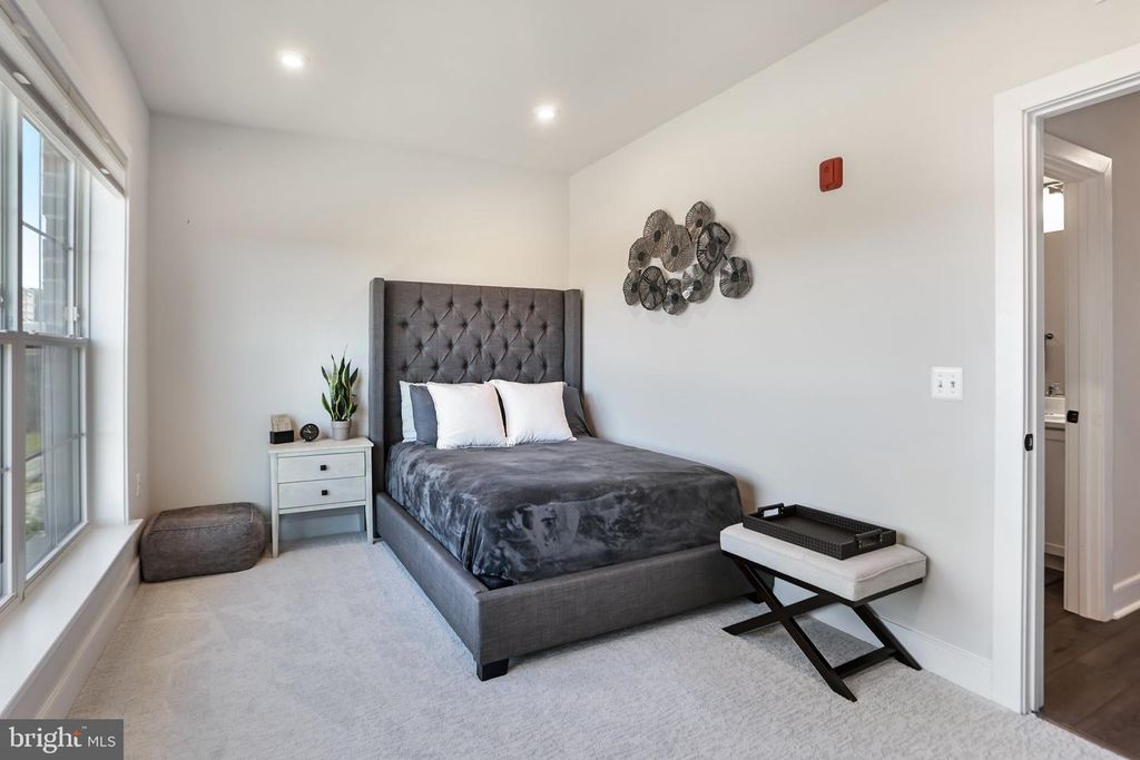 Image 25 of property listing at 100 SAINT IVES PL #306, Oxon Hill, MD 20745