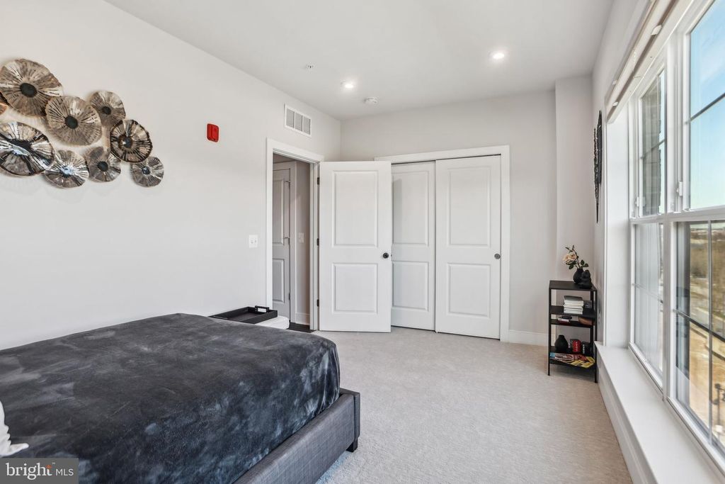 Image 26 of property listing at 100 SAINT IVES PL #306, Oxon Hill, MD 20745