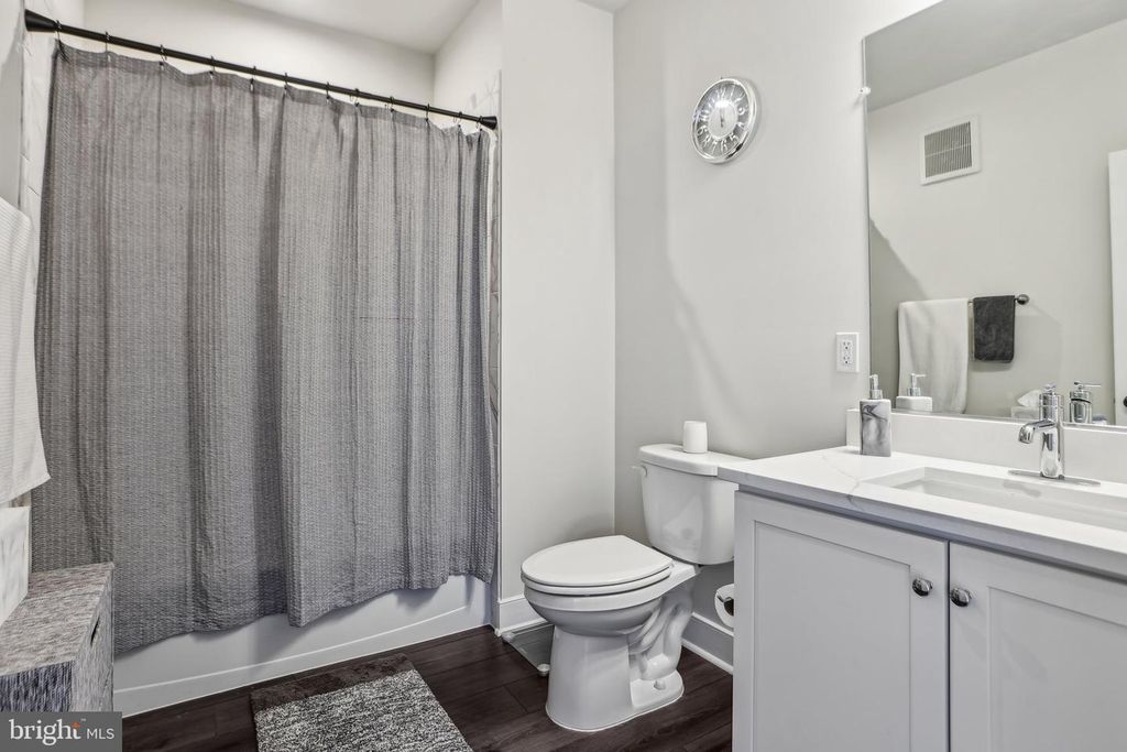 Image 27 of property listing at 100 SAINT IVES PL #306, Oxon Hill, MD 20745