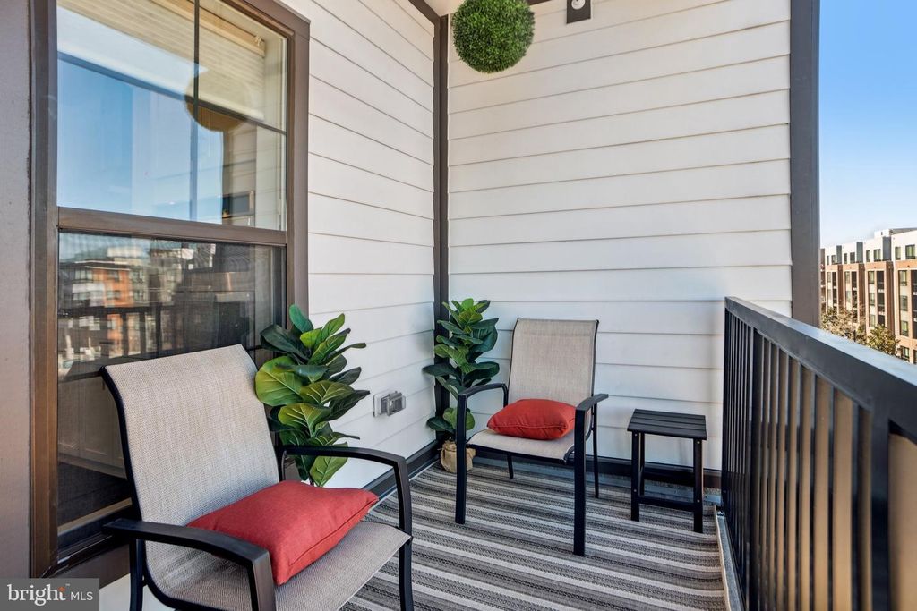 Image 29 of property listing at 100 SAINT IVES PL #306, Oxon Hill, MD 20745