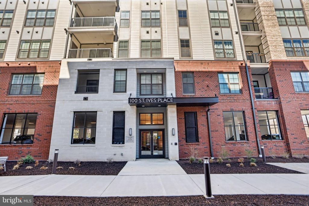 Image 3 of property listing at 100 SAINT IVES PL #306, Oxon Hill, MD 20745