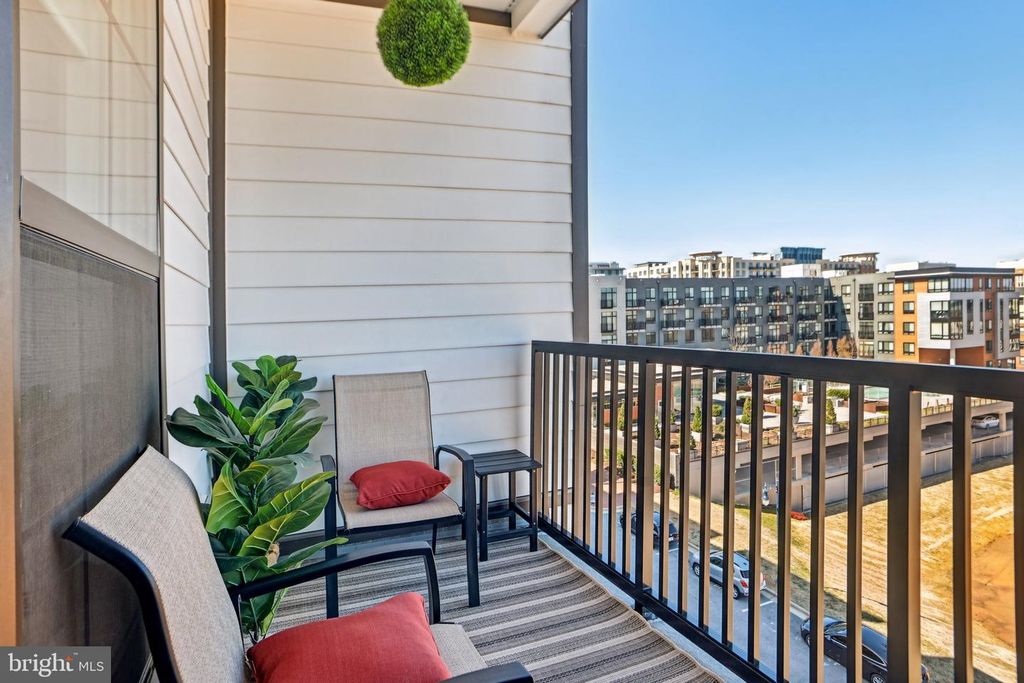 Image 30 of property listing at 100 SAINT IVES PL #306, Oxon Hill, MD 20745