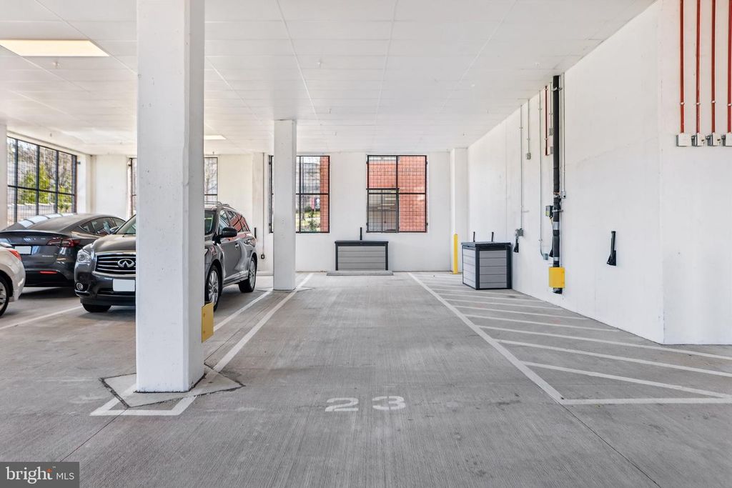 Image 31 of property listing at 100 SAINT IVES PL #306, Oxon Hill, MD 20745