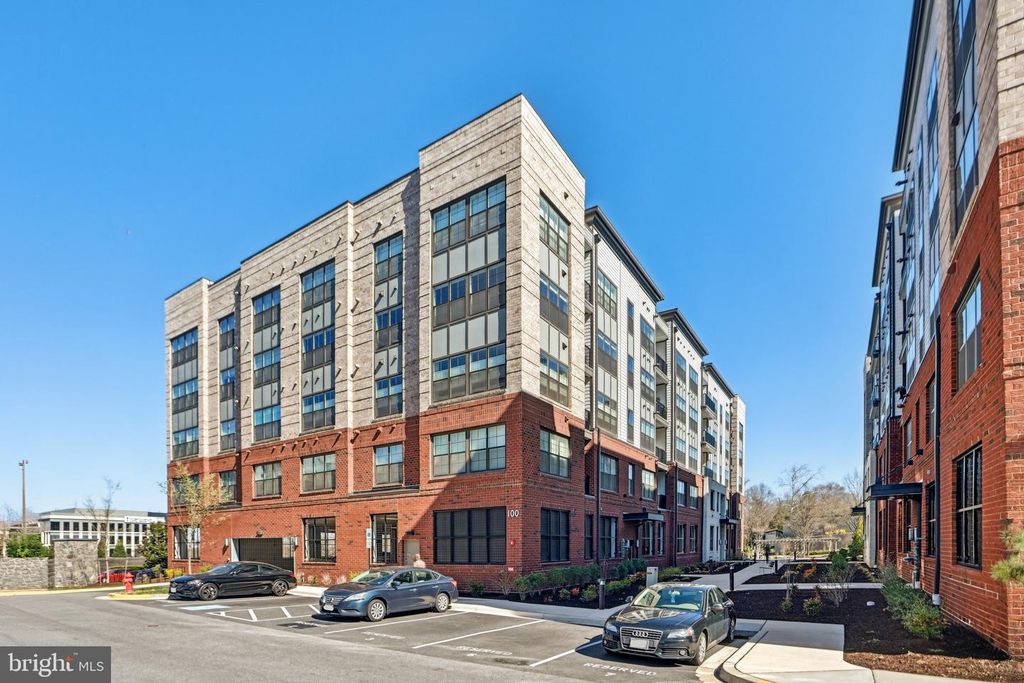 Image 4 of property listing at 100 SAINT IVES PL #306, Oxon Hill, MD 20745