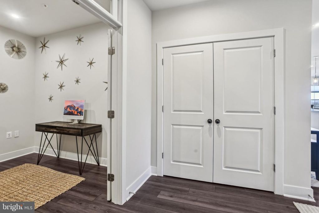 Image 5 of property listing at 100 SAINT IVES PL #306, Oxon Hill, MD 20745