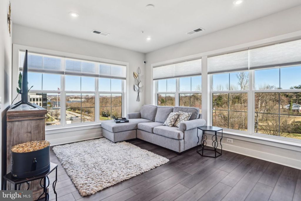 Image 6 of property listing at 100 SAINT IVES PL #306, Oxon Hill, MD 20745