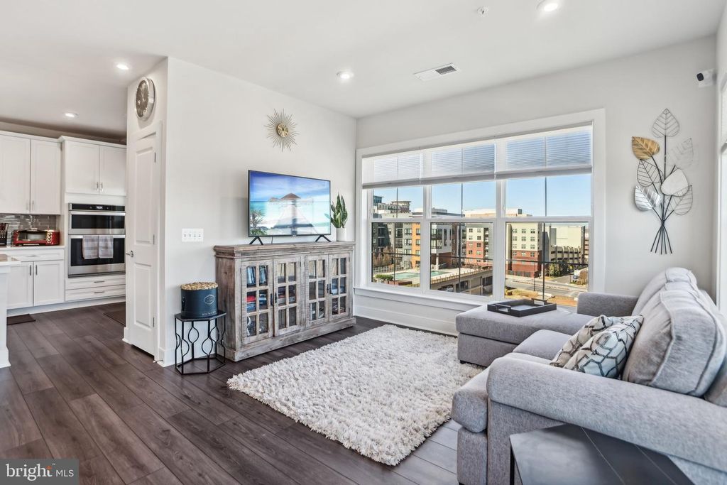 Image 7 of property listing at 100 SAINT IVES PL #306, Oxon Hill, MD 20745