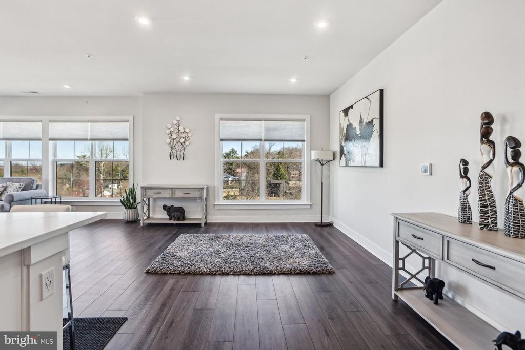 Image 8 of property listing at 100 SAINT IVES PL #306, Oxon Hill, MD 20745