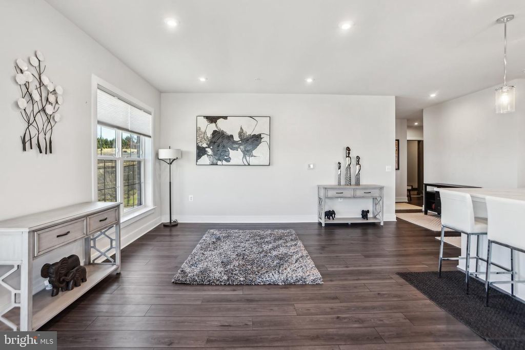 Image 9 of property listing at 100 SAINT IVES PL #306, Oxon Hill, MD 20745