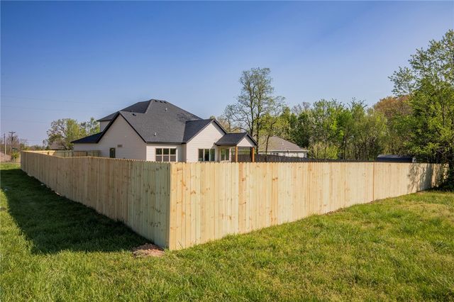 2 Hebrides Circle, Bella Vista, AR 72715