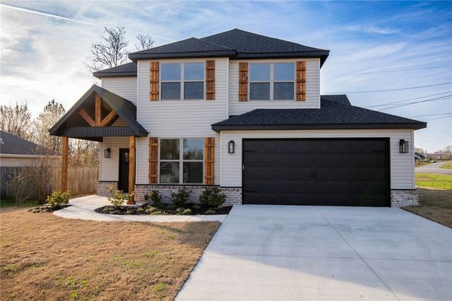 2 Hebrides Circle, Bella Vista, AR 72715