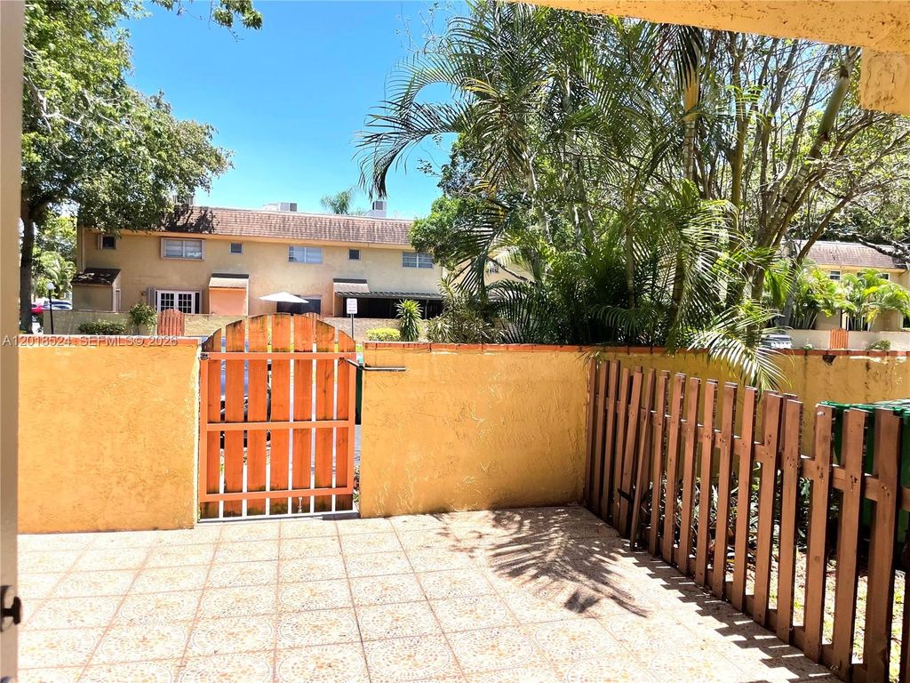 7175 Nova Dr 107, Davie, FL 33317