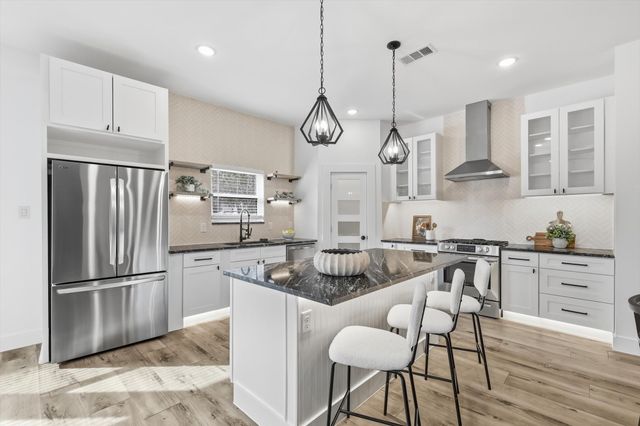 901 Elsbeth Street, Dallas, TX 75208