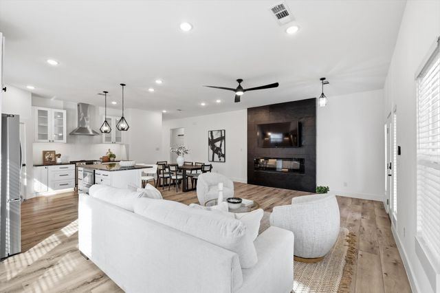 901 Elsbeth Street, Dallas, TX 75208