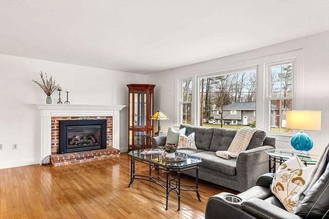 35 Langdale Dr, Hampton, NH 03842