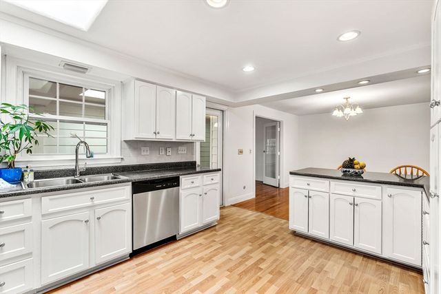 35 Langdale Dr, Hampton, NH 03842