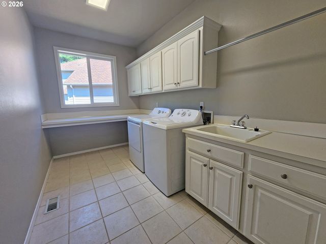 11376 Se HIGHLAND Loop, Clackamas, OR 97015