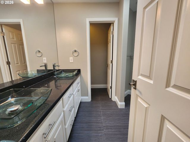 11376 Se HIGHLAND Loop, Clackamas, OR 97015