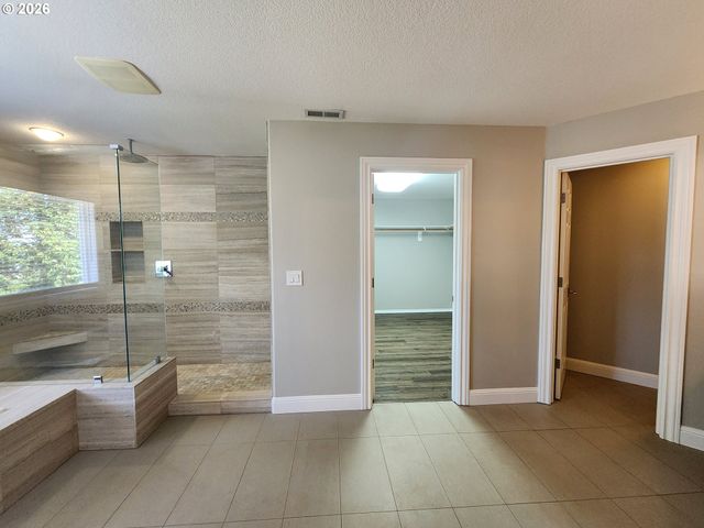 11376 Se HIGHLAND Loop, Clackamas, OR 97015