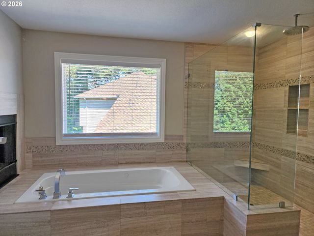 11376 Se HIGHLAND Loop, Clackamas, OR 97015
