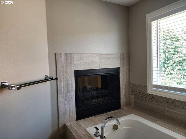 11376 Se HIGHLAND Loop, Clackamas, OR 97015