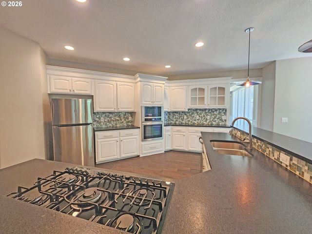 11376 Se HIGHLAND Loop, Clackamas, OR 97015