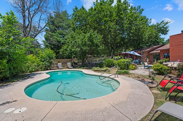 1010 S Sycamore Drive, Grove, OK 74344