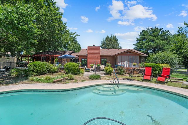1010 S Sycamore Drive, Grove, OK 74344