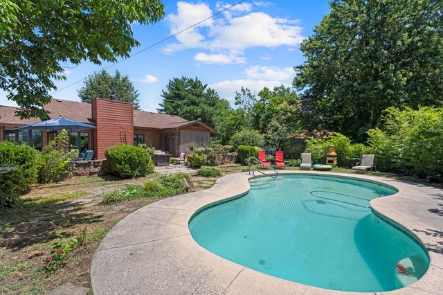1010 S Sycamore Drive, Grove, OK 74344