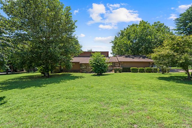 1010 S Sycamore Drive, Grove, OK 74344
