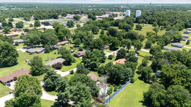 1010 S Sycamore Drive, Grove, OK 74344