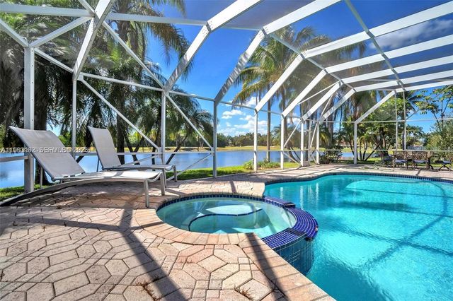 620 W Laurel Ln W, Pembroke Pines, FL 33027